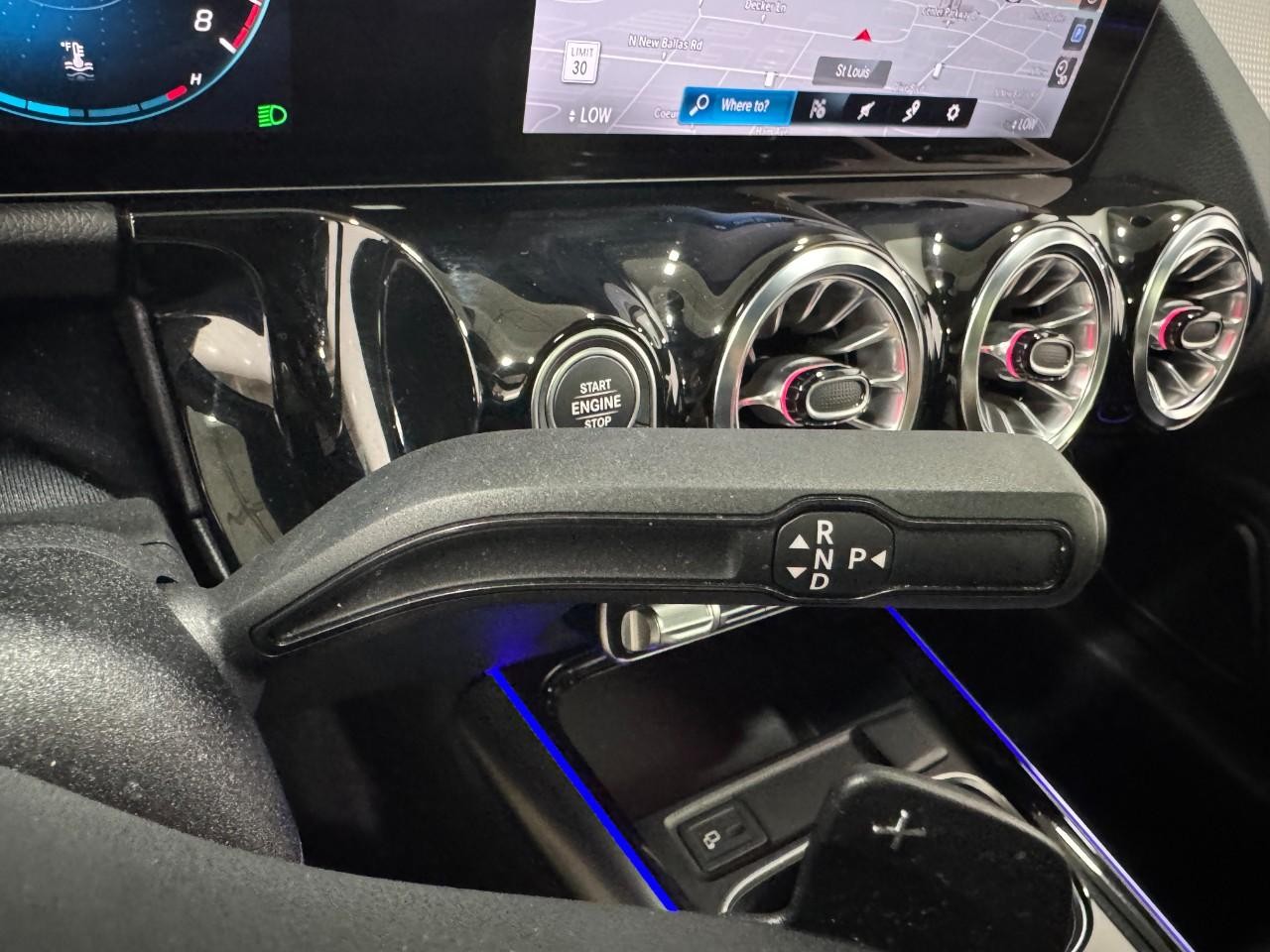 Mercedes-Benz GLA Vehicle Full-screen Gallery Image 35