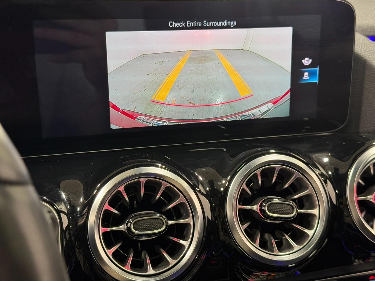 Mercedes-Benz GLA Vehicle Full-screen Gallery Image 36