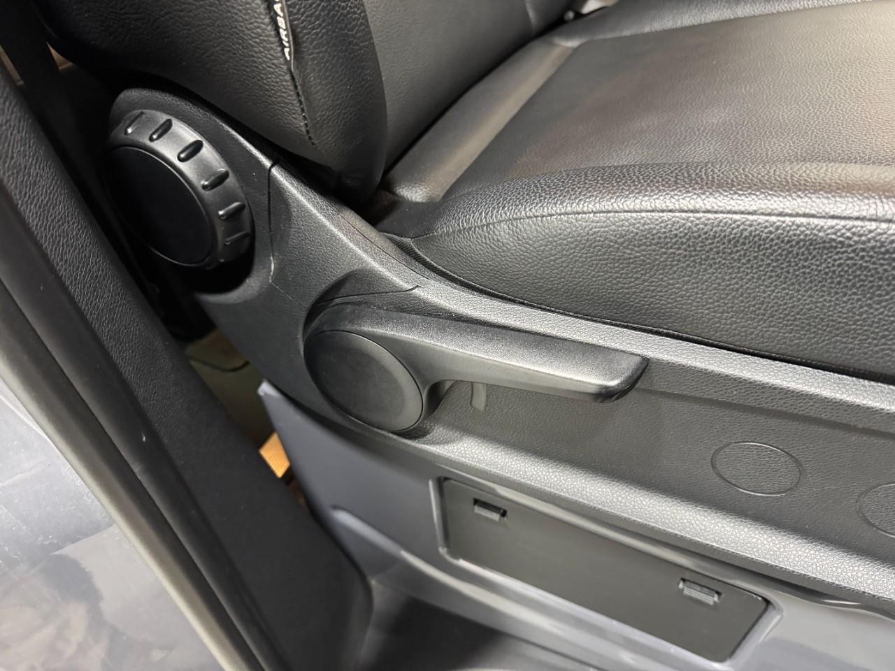 Mercedes-Benz Sprinter Passenger Van Vehicle Full-screen Gallery Image 20