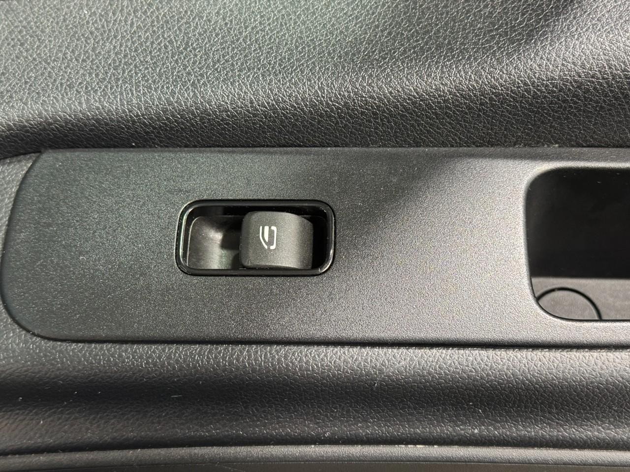 Mercedes-Benz Sprinter Passenger Van Vehicle Full-screen Gallery Image 21