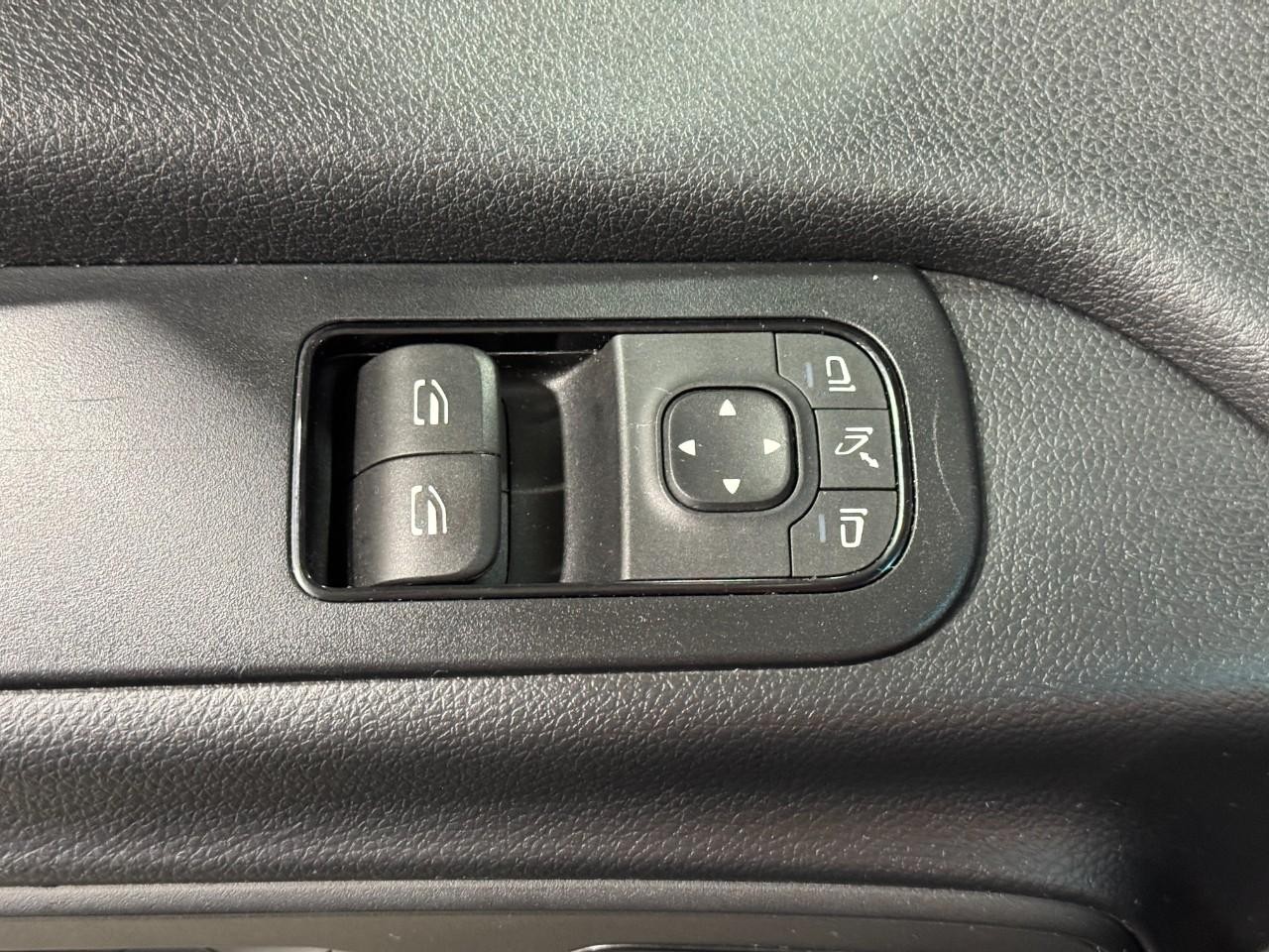 Mercedes-Benz Sprinter Passenger Van Vehicle Full-screen Gallery Image 23