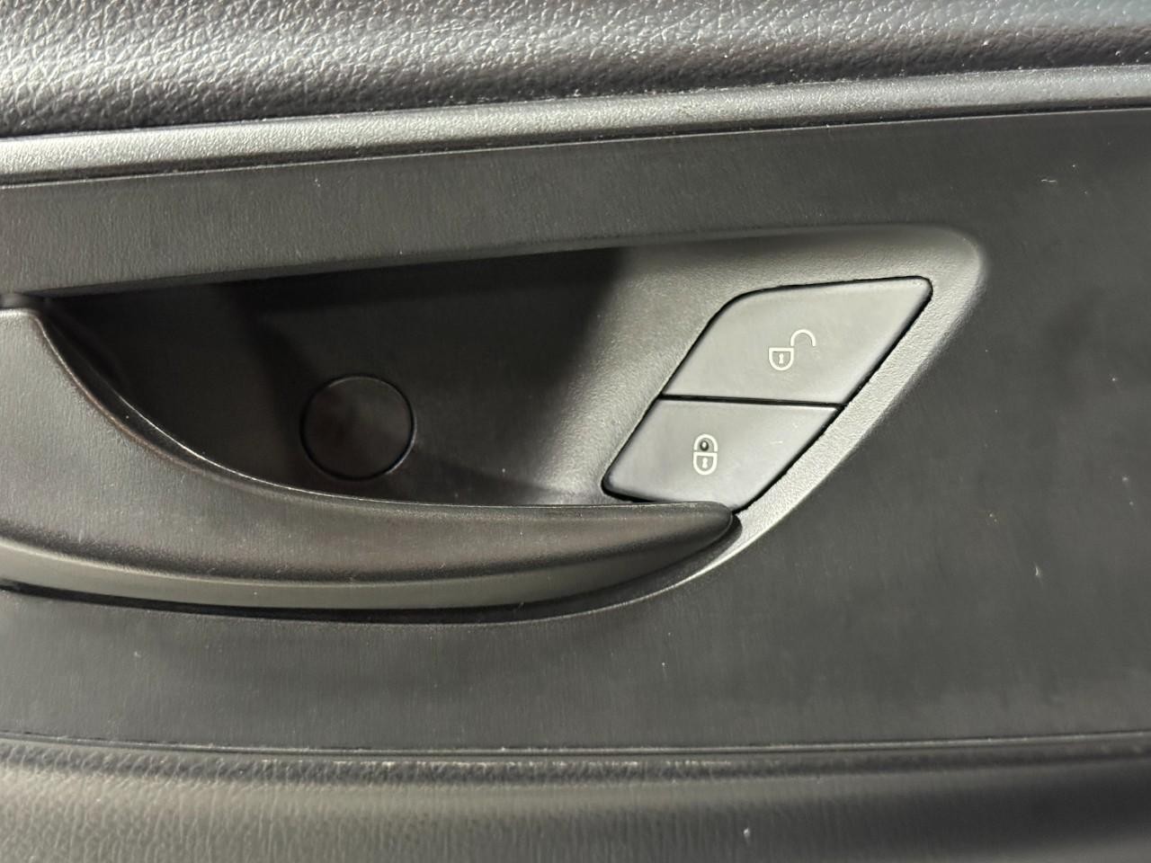 Mercedes-Benz Sprinter Passenger Van Vehicle Full-screen Gallery Image 25