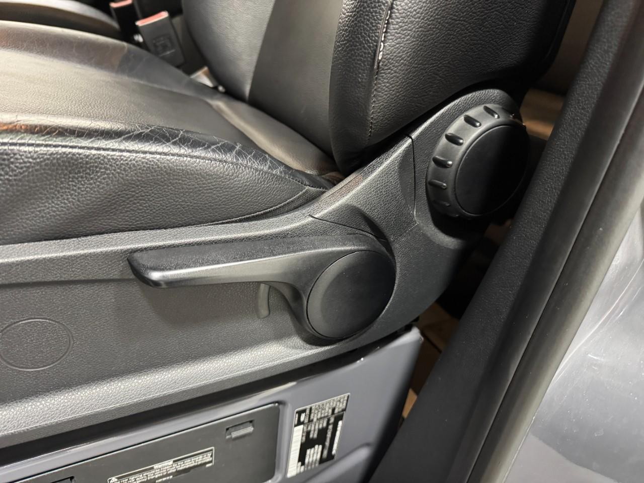 Mercedes-Benz Sprinter Passenger Van Vehicle Full-screen Gallery Image 28