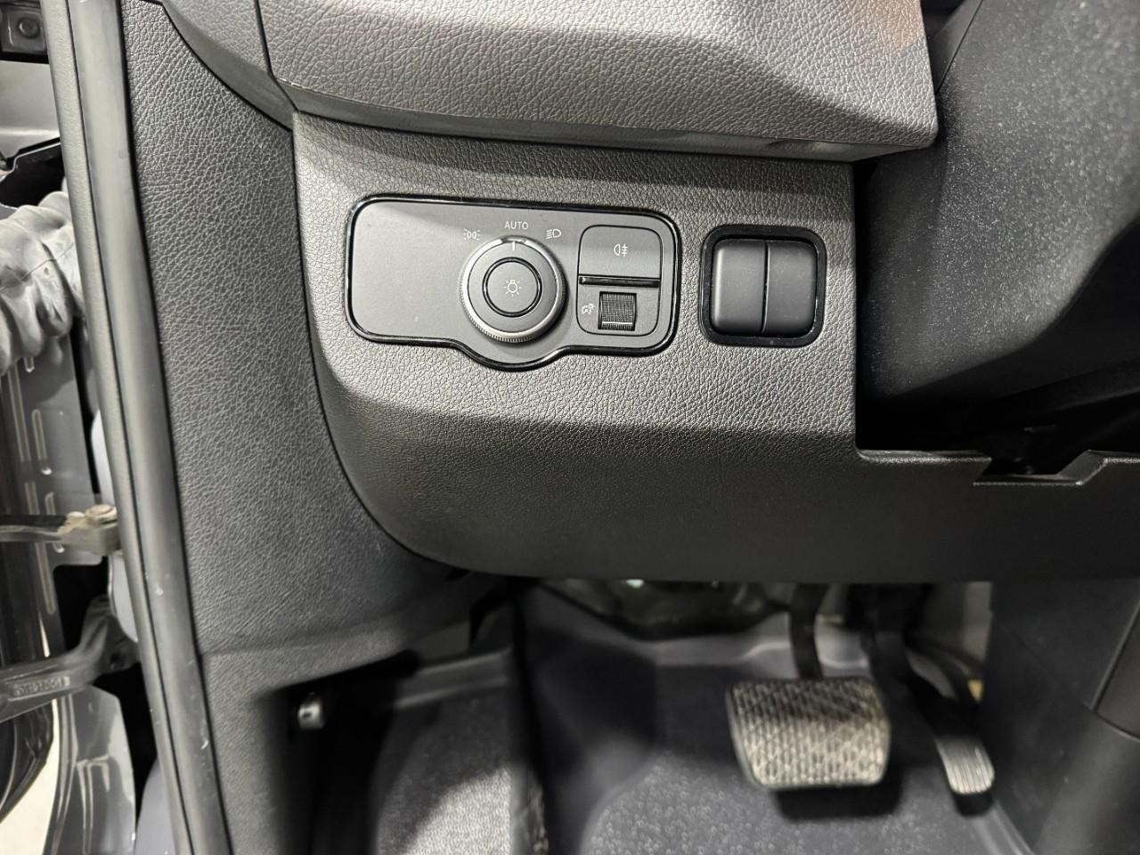 Mercedes-Benz Sprinter Passenger Van Vehicle Full-screen Gallery Image 29