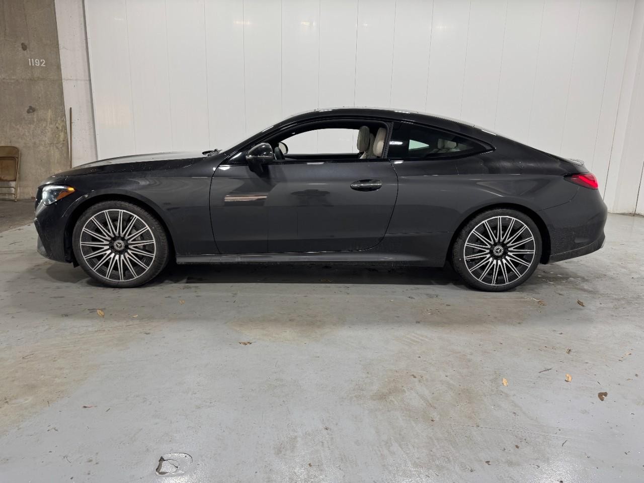 Mercedes-Benz CLE Vehicle Full-screen Gallery Image 2