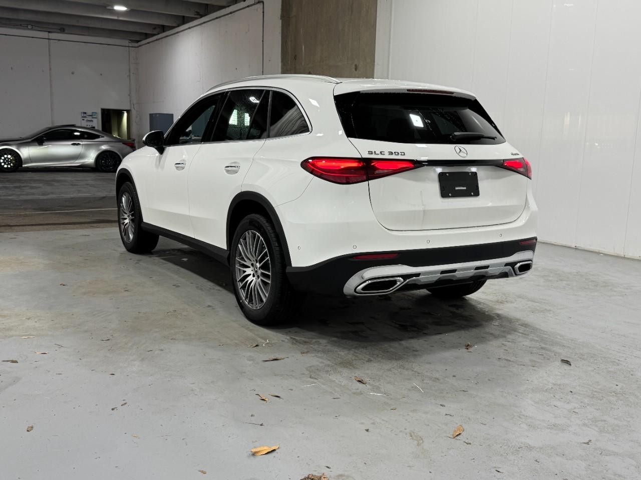 Mercedes-Benz GLC Vehicle Full-screen Gallery Image 3