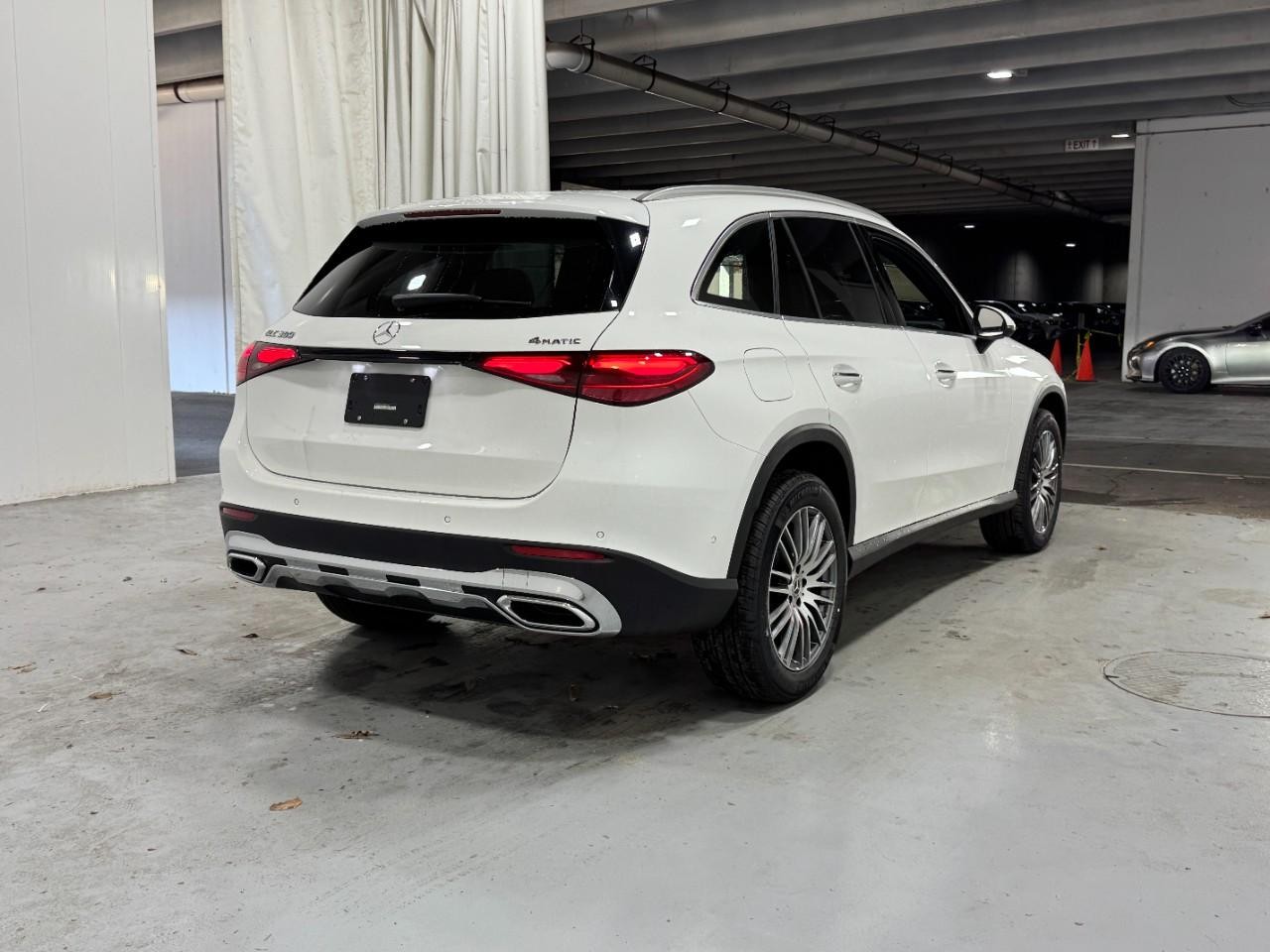 Mercedes-Benz GLC Vehicle Full-screen Gallery Image 4