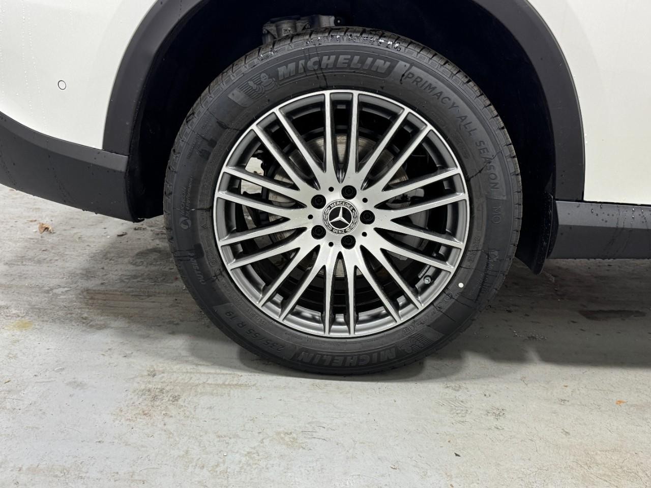 Mercedes-Benz GLC Vehicle Full-screen Gallery Image 5