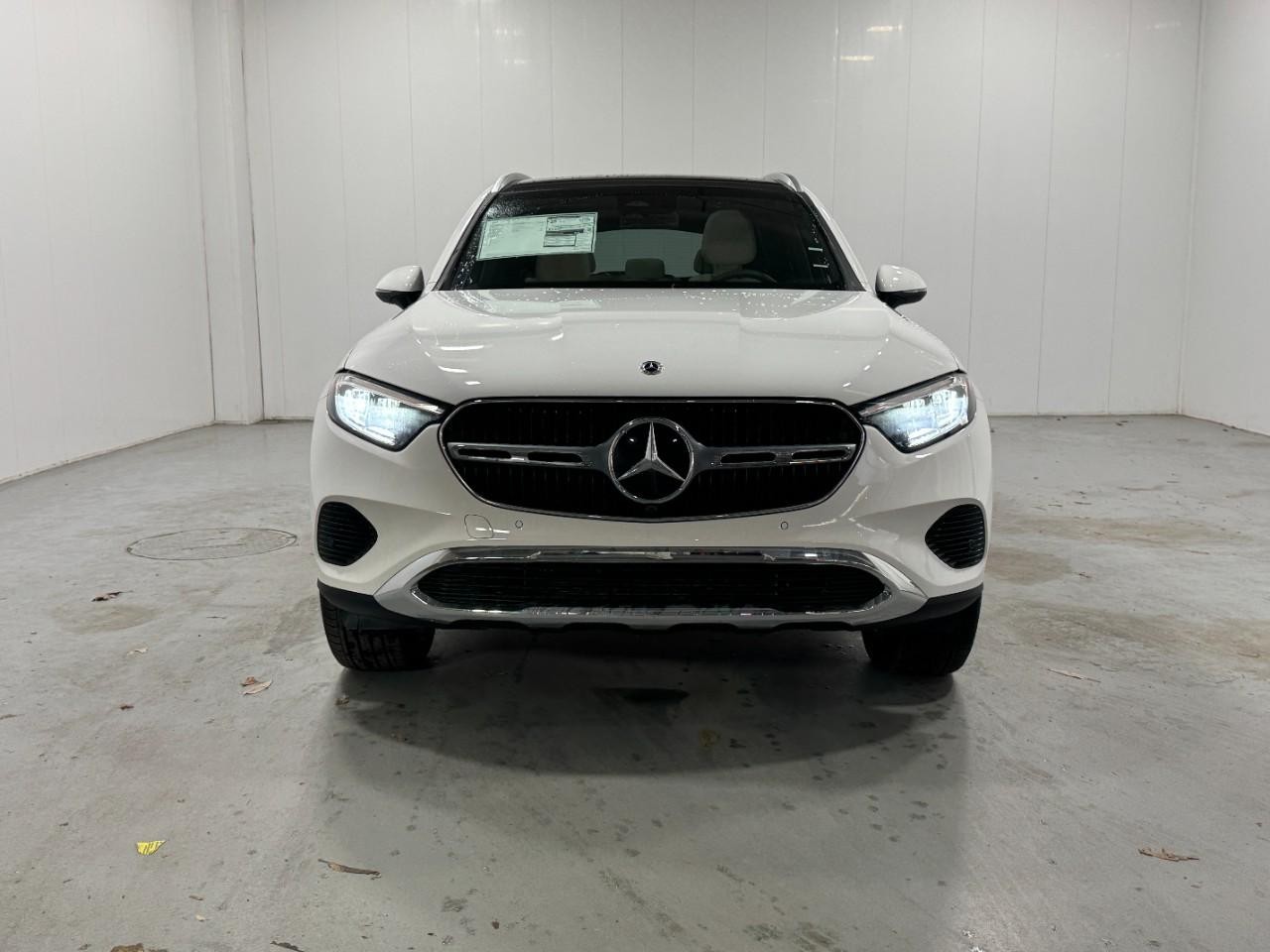 Mercedes-Benz GLC Vehicle Full-screen Gallery Image 7