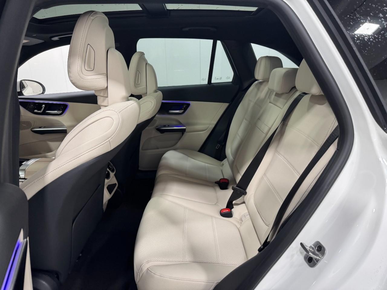 Mercedes-Benz GLC Vehicle Full-screen Gallery Image 8