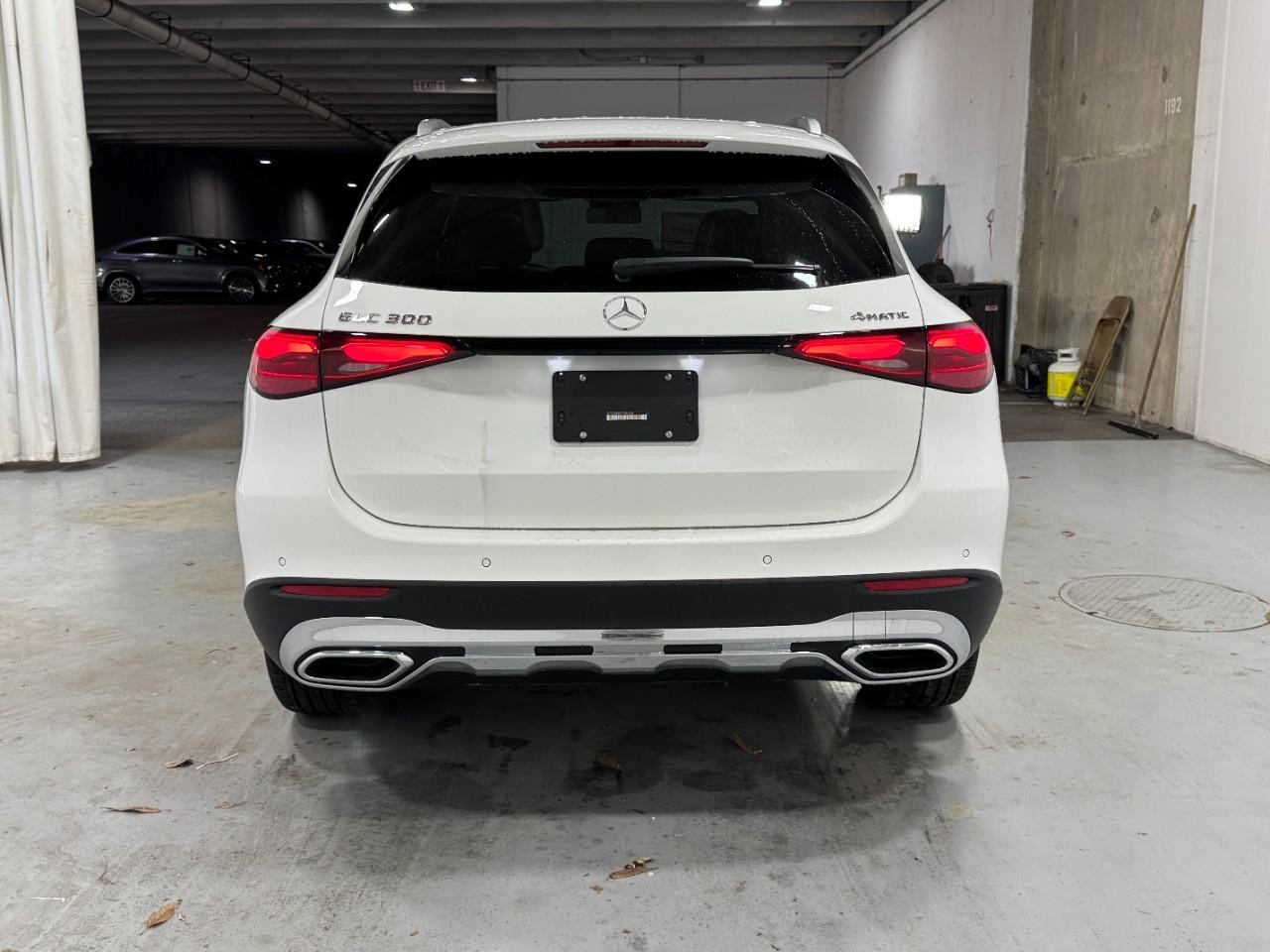 Mercedes-Benz GLC Vehicle Full-screen Gallery Image 9