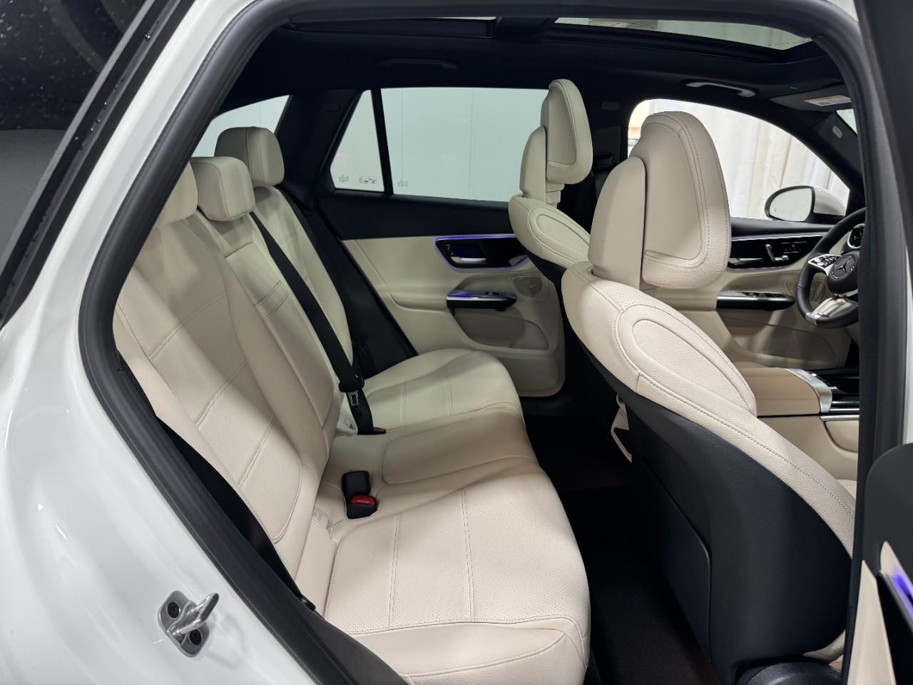 Mercedes-Benz GLC Vehicle Full-screen Gallery Image 10