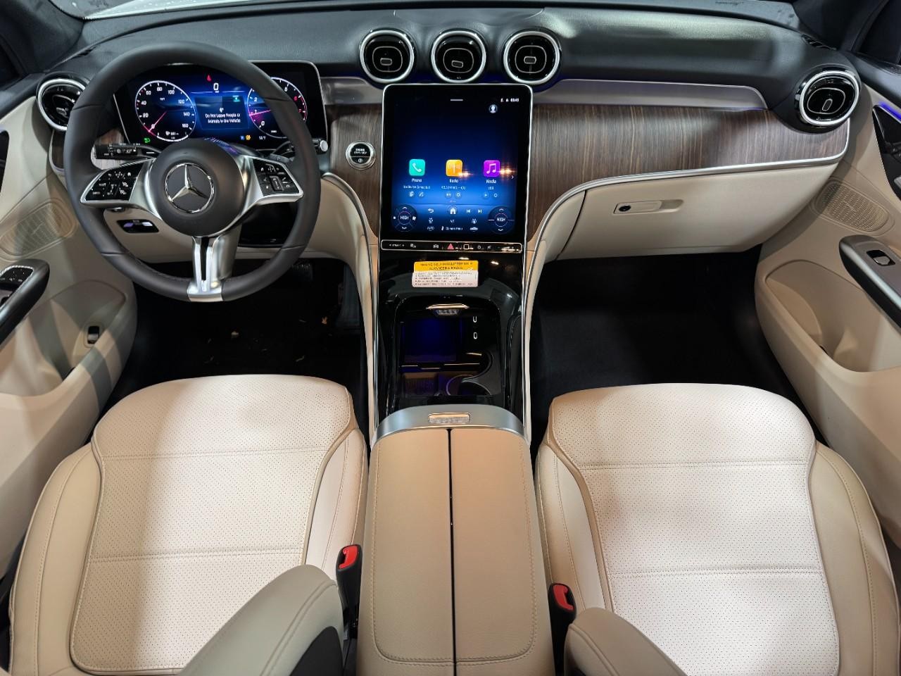 Mercedes-Benz GLC Vehicle Full-screen Gallery Image 12