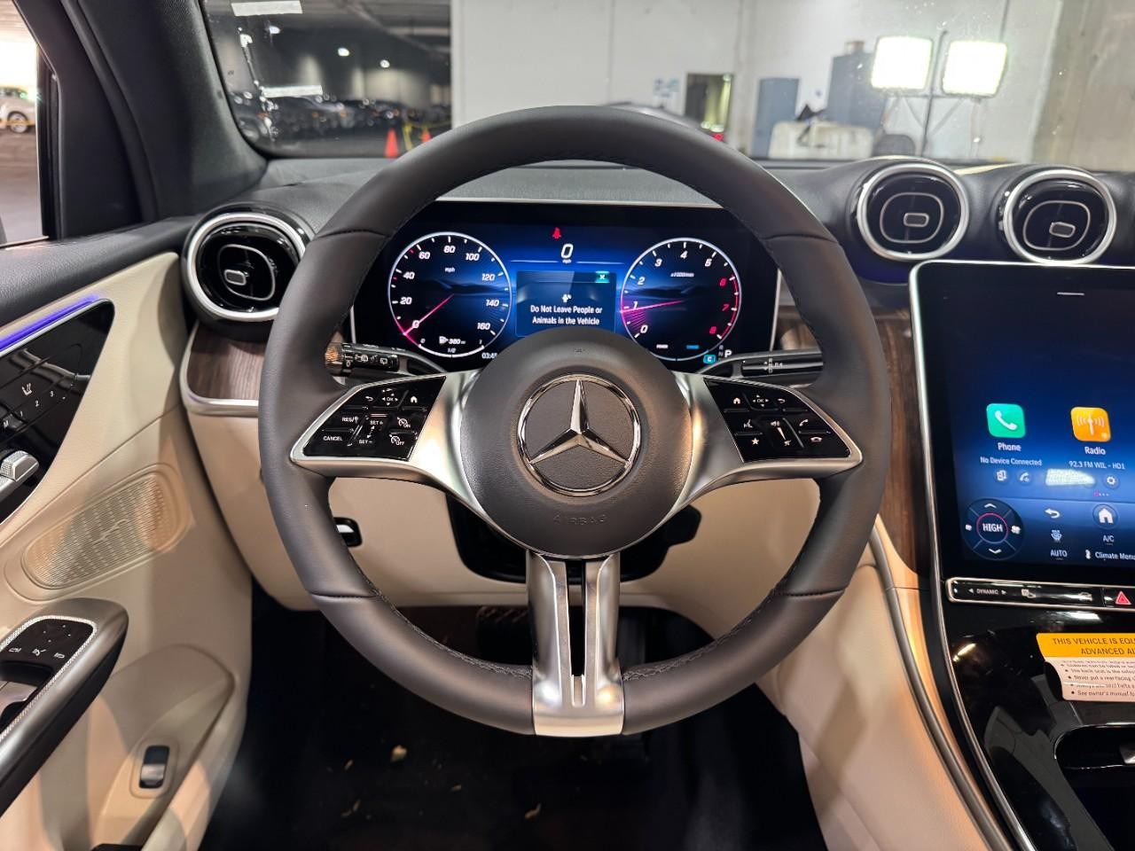 Mercedes-Benz GLC Vehicle Full-screen Gallery Image 13