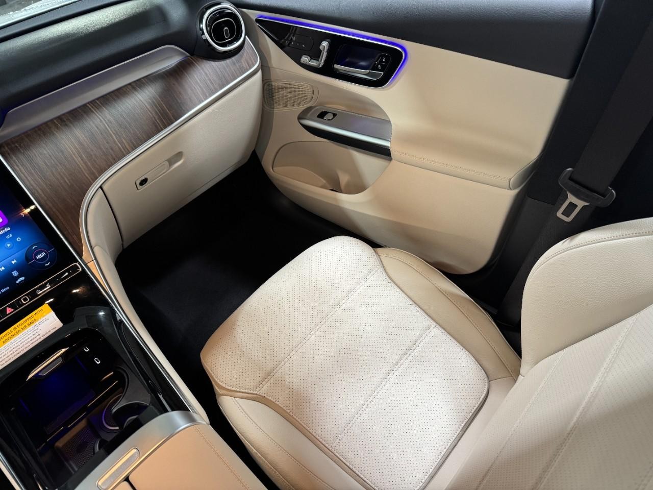 Mercedes-Benz GLC Vehicle Full-screen Gallery Image 15