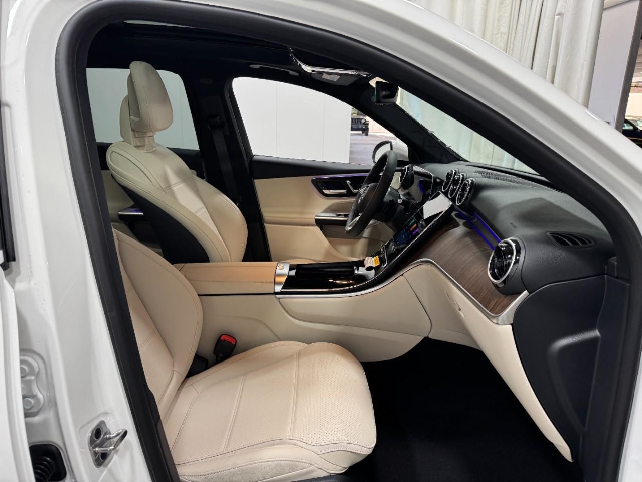 Mercedes-Benz GLC Vehicle Full-screen Gallery Image 16