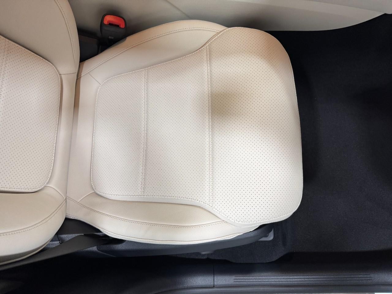 Mercedes-Benz GLC Vehicle Full-screen Gallery Image 17