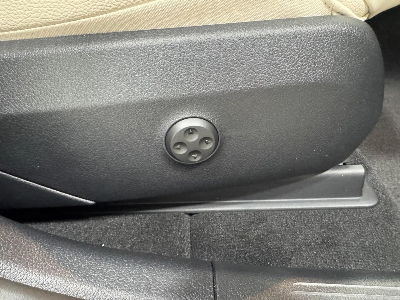 Mercedes-Benz GLC Vehicle Full-screen Gallery Image 18