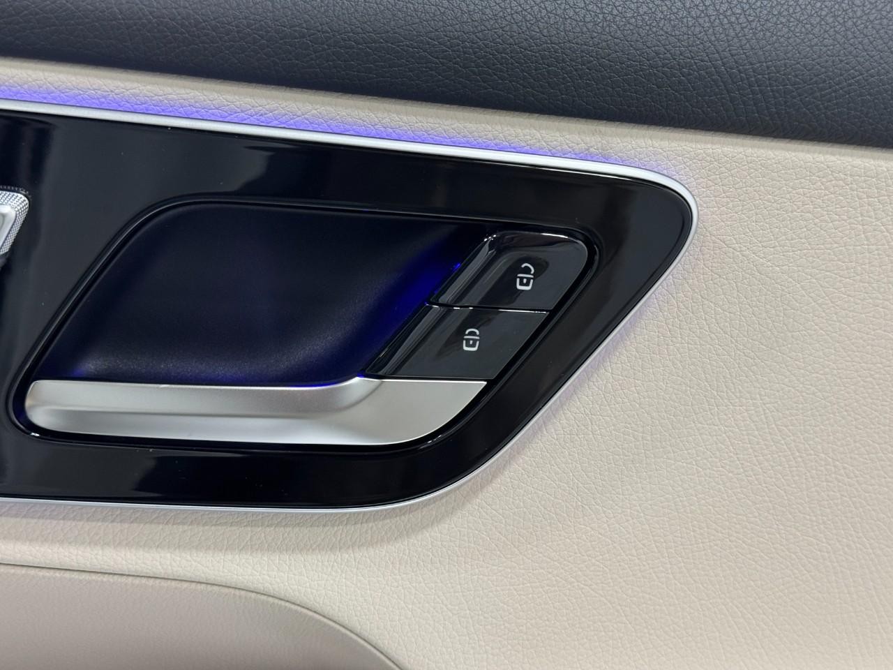 Mercedes-Benz GLC Vehicle Full-screen Gallery Image 20