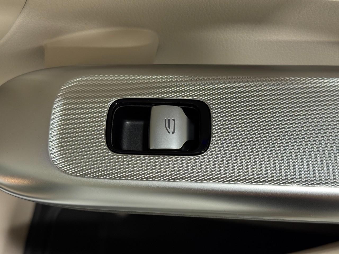 Mercedes-Benz GLC Vehicle Full-screen Gallery Image 21