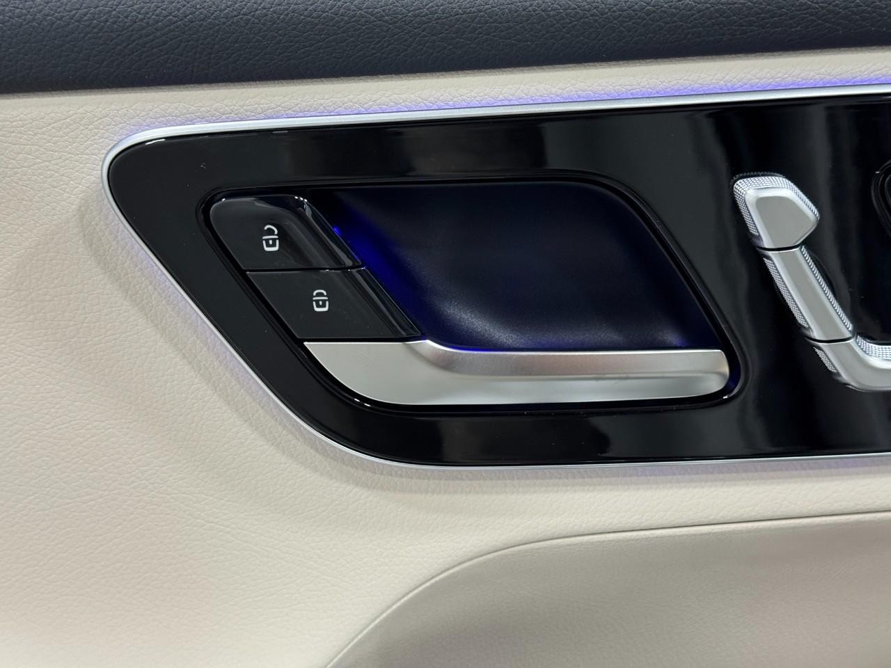 Mercedes-Benz GLC Vehicle Full-screen Gallery Image 23