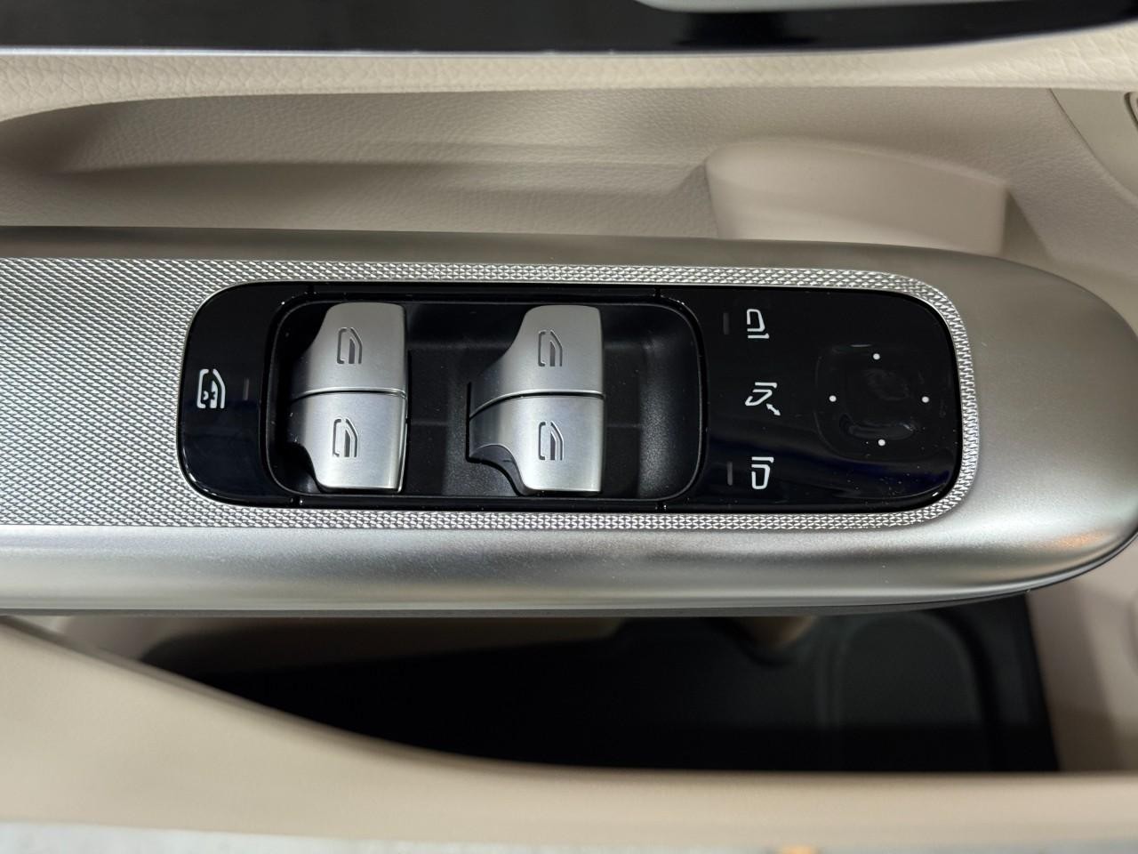 Mercedes-Benz GLC Vehicle Full-screen Gallery Image 24