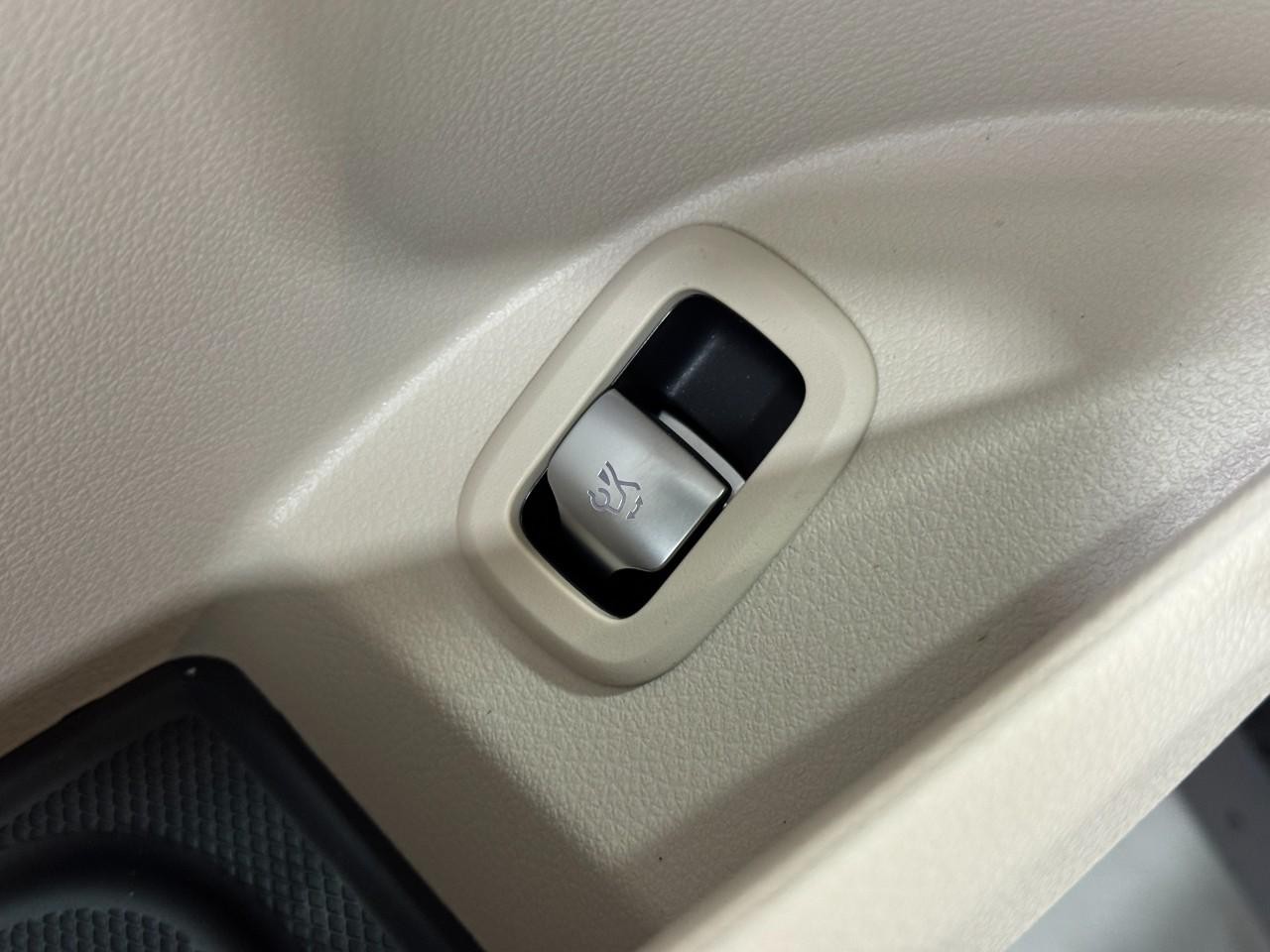 Mercedes-Benz GLC Vehicle Full-screen Gallery Image 25