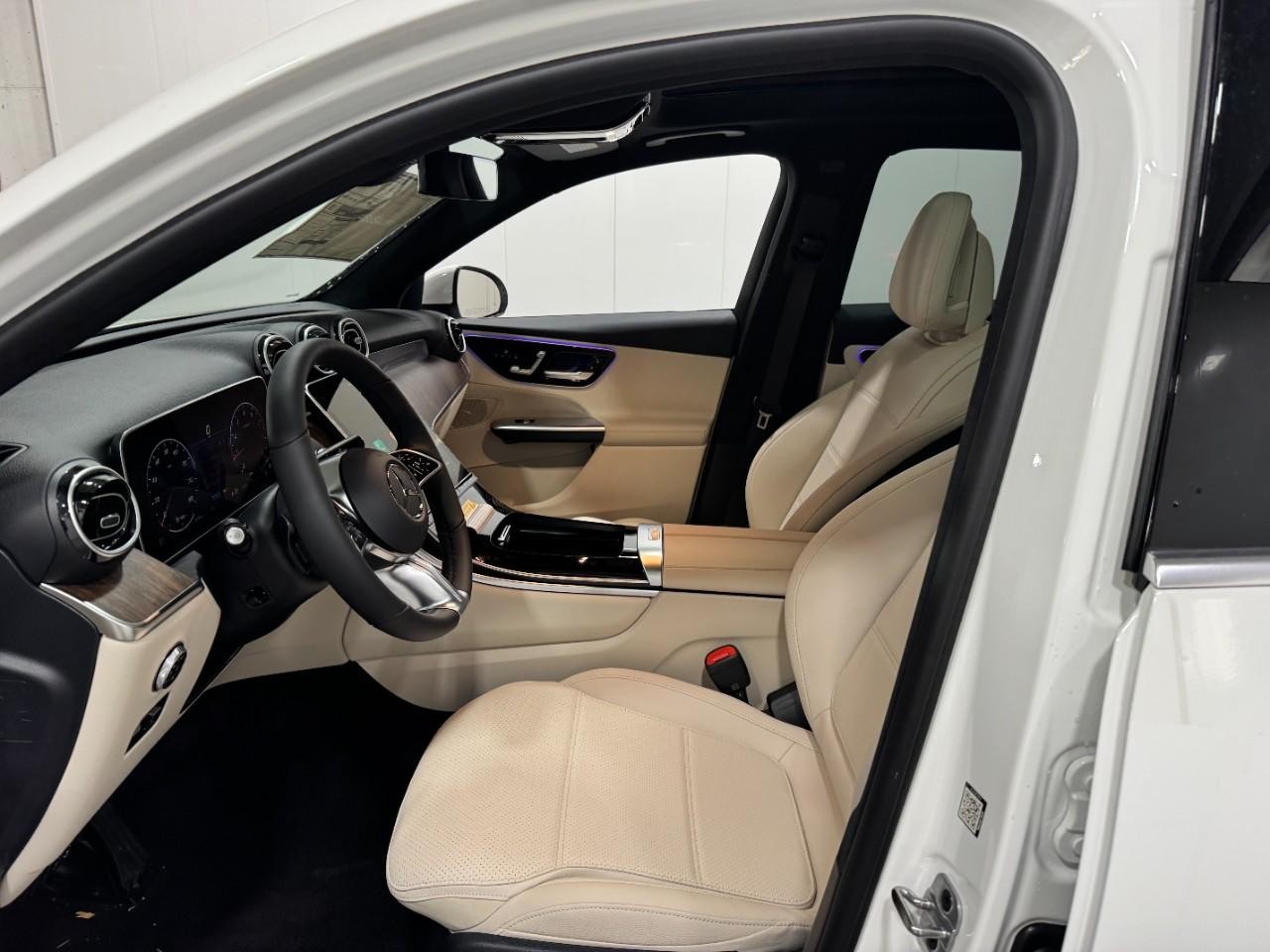 Mercedes-Benz GLC Vehicle Full-screen Gallery Image 26