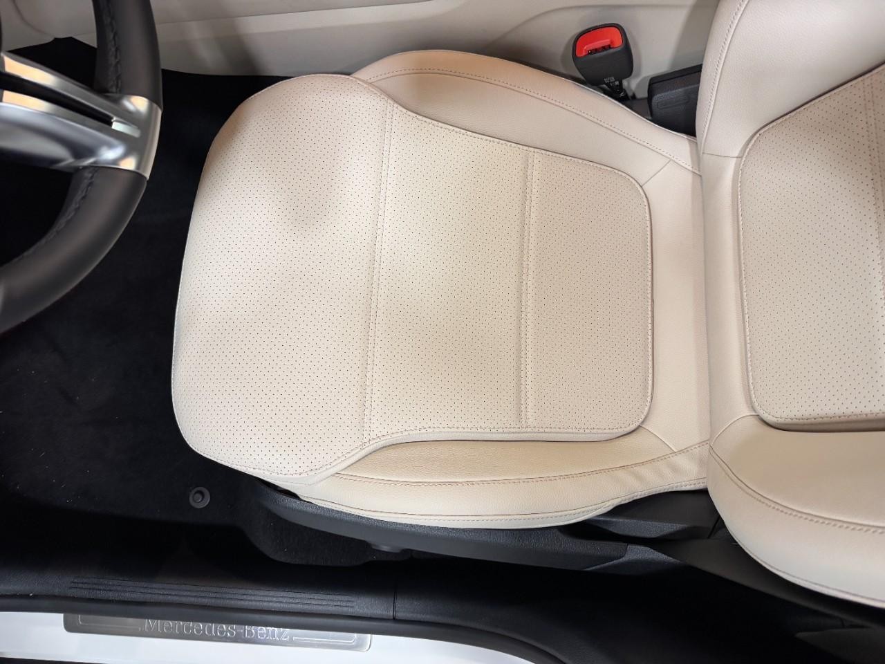 Mercedes-Benz GLC Vehicle Full-screen Gallery Image 27