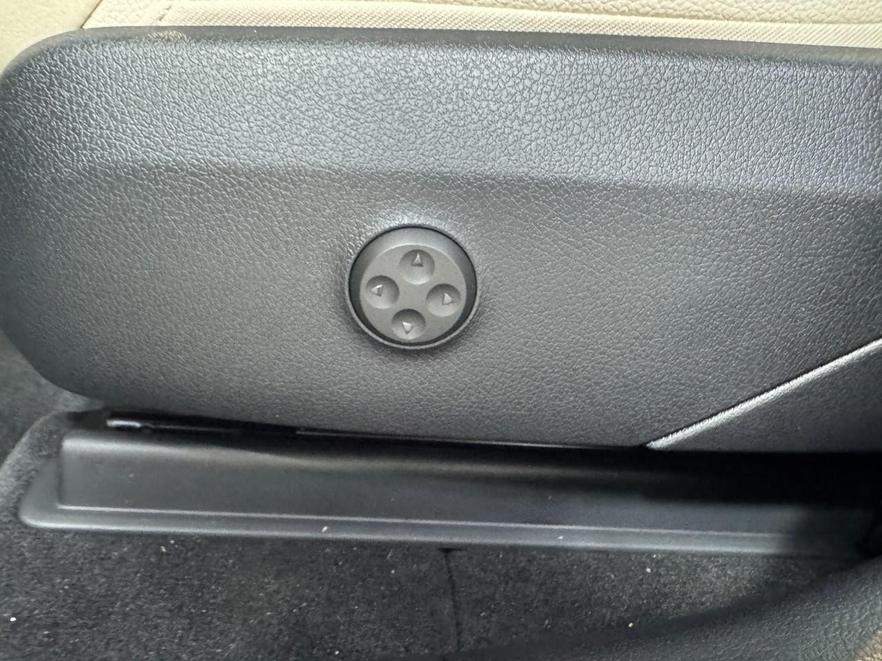 Mercedes-Benz GLC Vehicle Full-screen Gallery Image 28