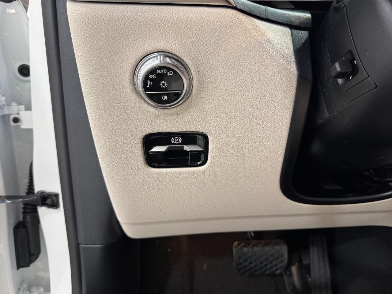 Mercedes-Benz GLC Vehicle Full-screen Gallery Image 29