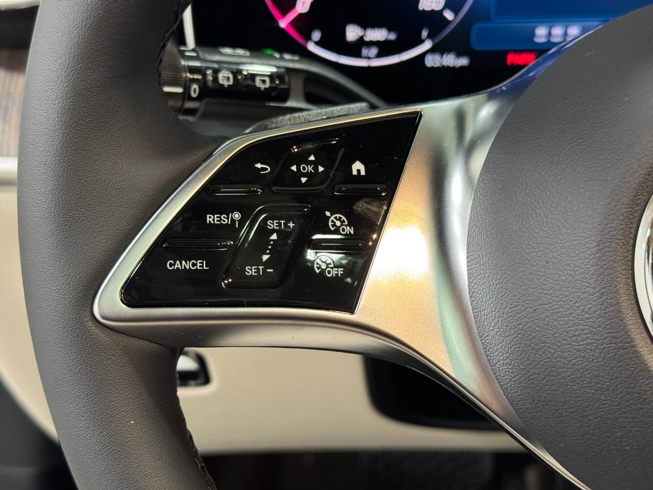 Mercedes-Benz GLC Vehicle Full-screen Gallery Image 30