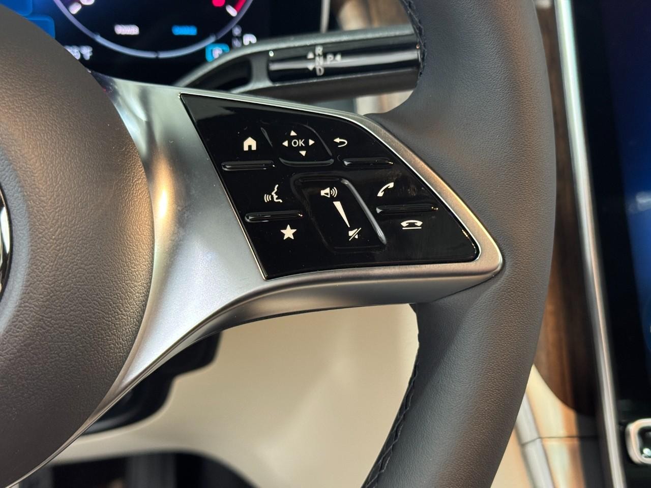 Mercedes-Benz GLC Vehicle Full-screen Gallery Image 31