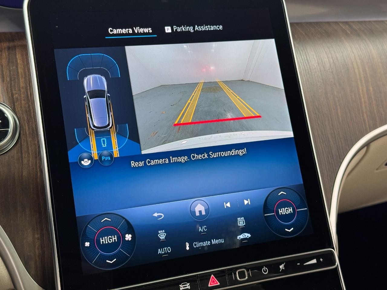 Mercedes-Benz GLC Vehicle Full-screen Gallery Image 34