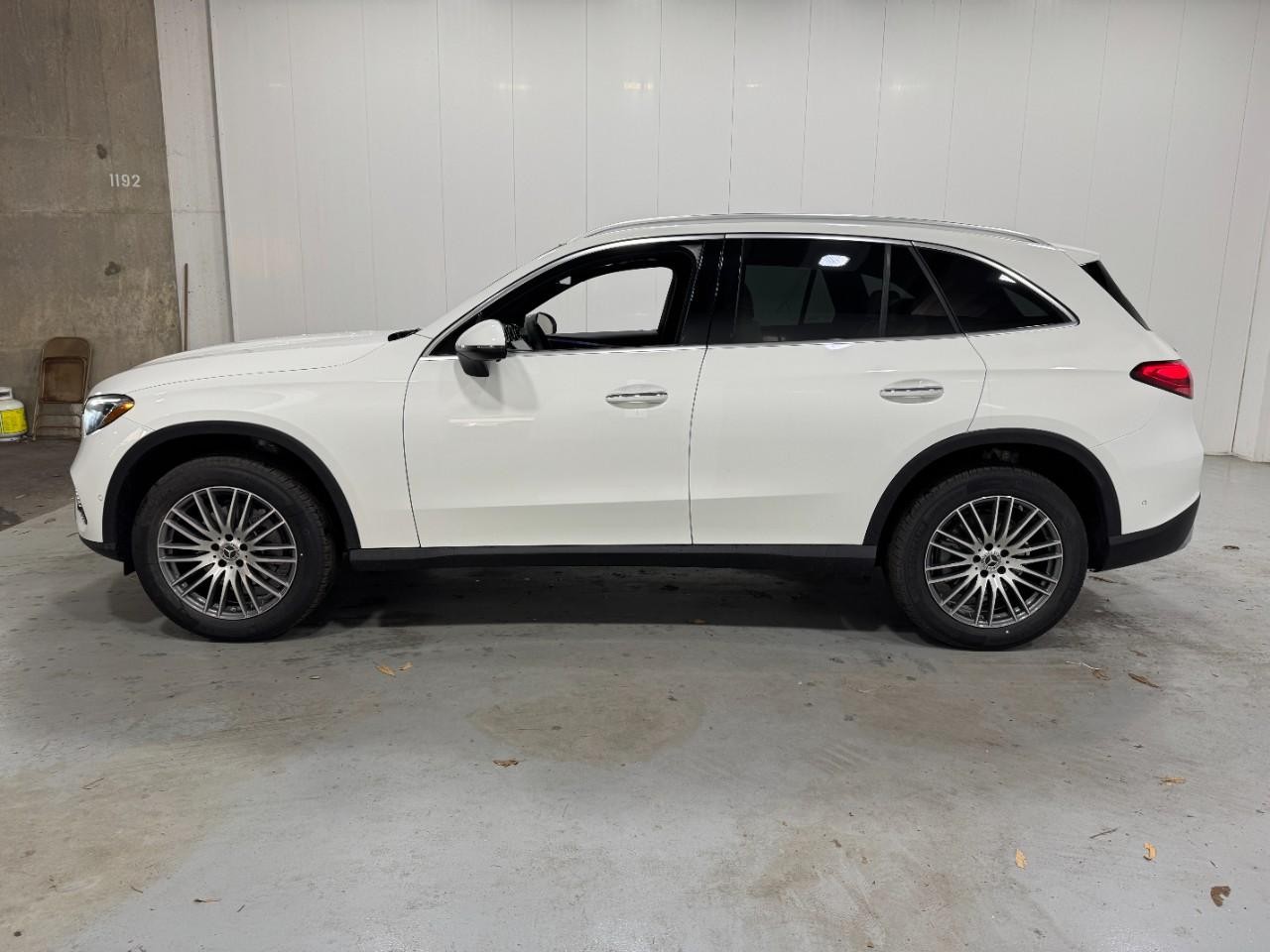 Mercedes-Benz GLC Vehicle Full-screen Gallery Image 2