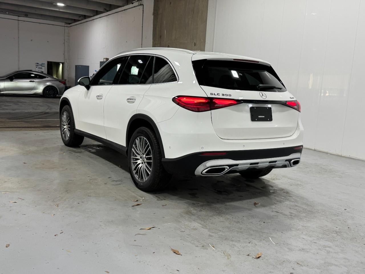 Mercedes-Benz GLC Vehicle Full-screen Gallery Image 3