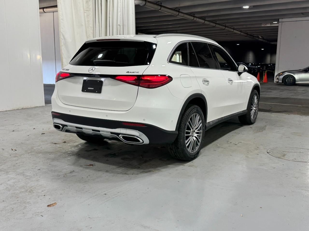 Mercedes-Benz GLC Vehicle Full-screen Gallery Image 4