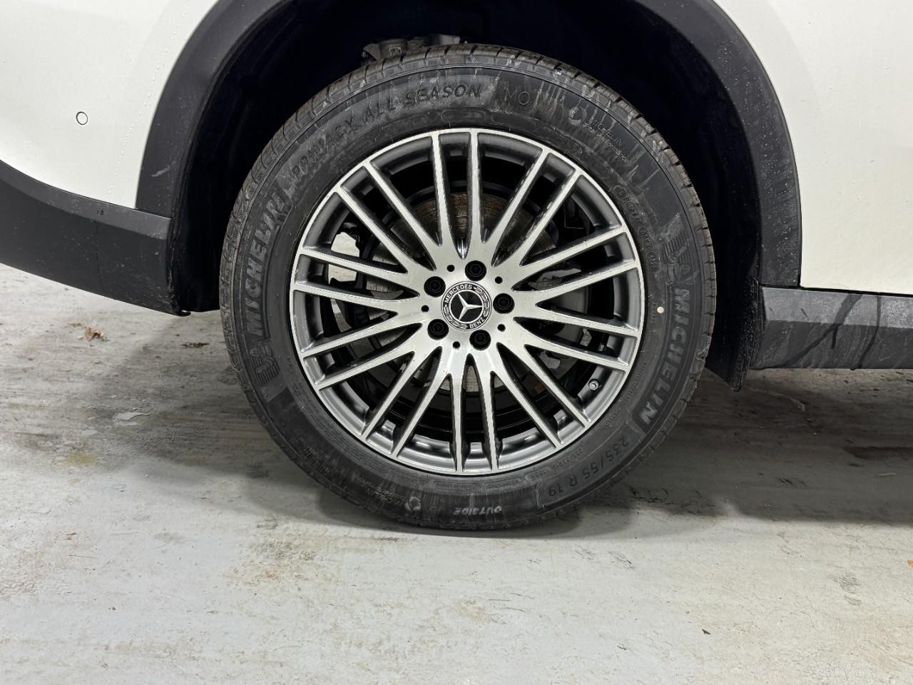 Mercedes-Benz GLC Vehicle Full-screen Gallery Image 5