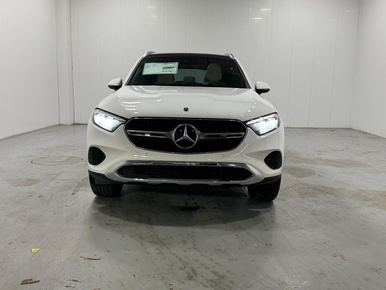 Mercedes-Benz GLC Vehicle Full-screen Gallery Image 7