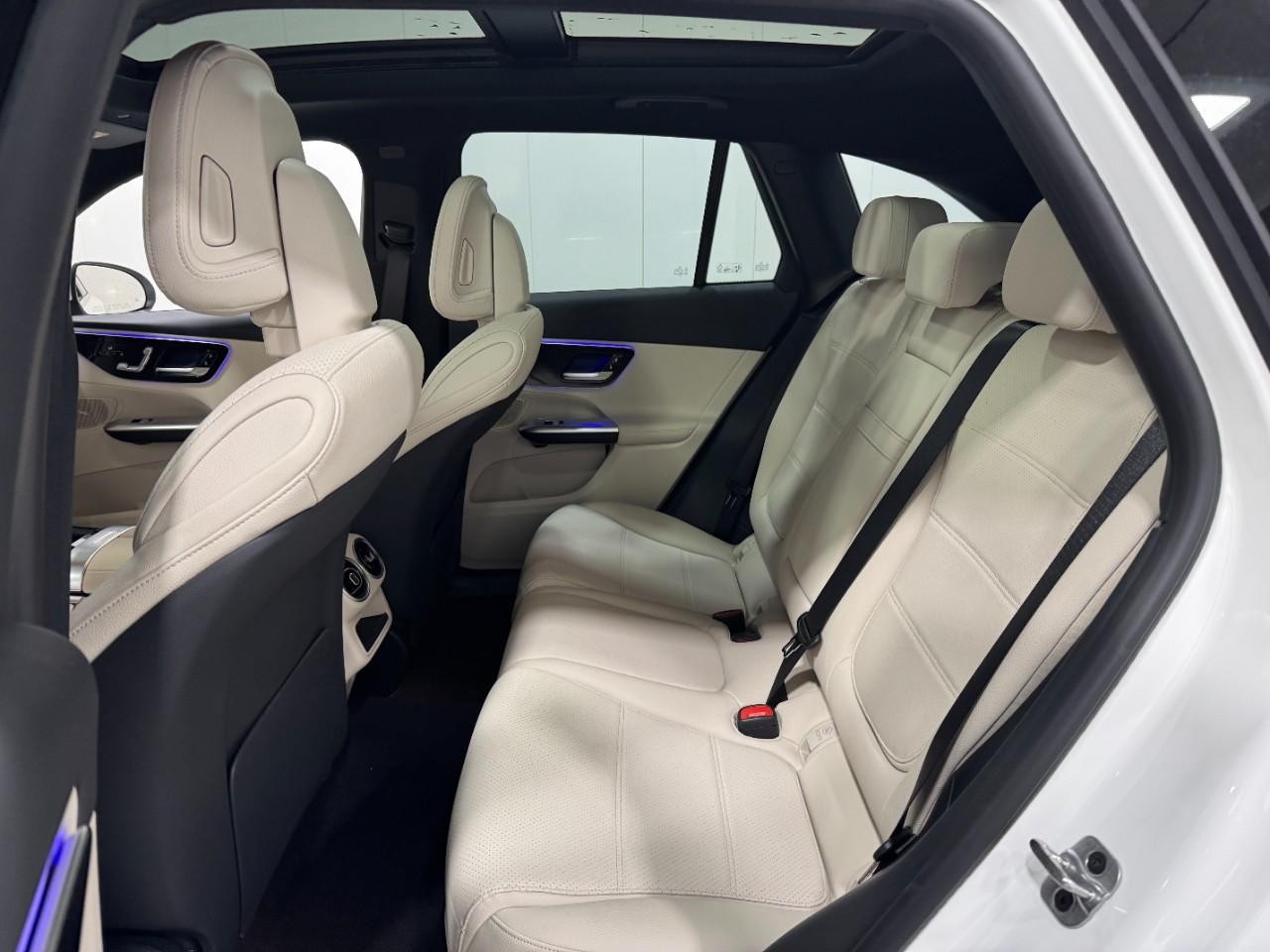 Mercedes-Benz GLC Vehicle Full-screen Gallery Image 8