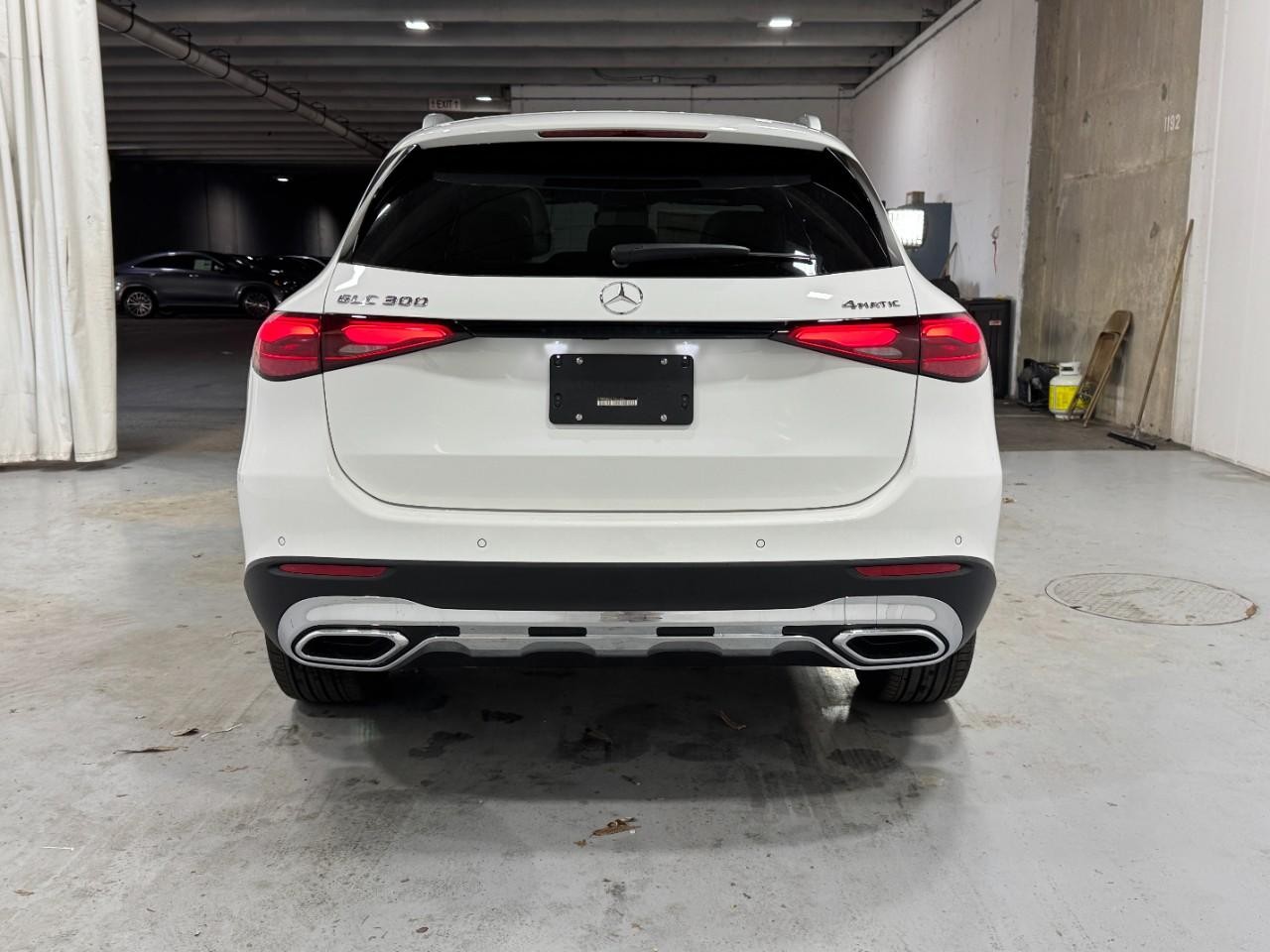 Mercedes-Benz GLC Vehicle Full-screen Gallery Image 9