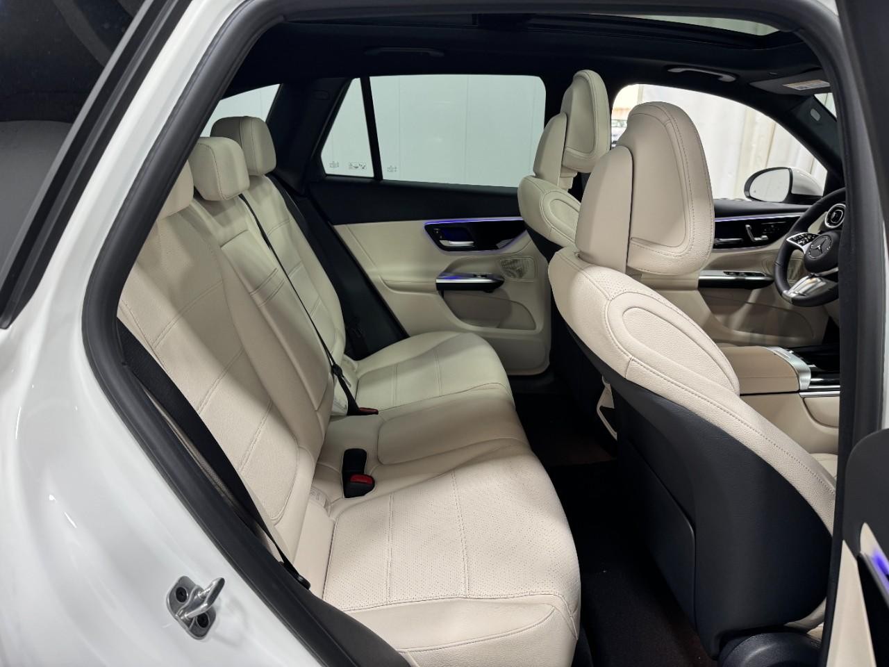 Mercedes-Benz GLC Vehicle Full-screen Gallery Image 10