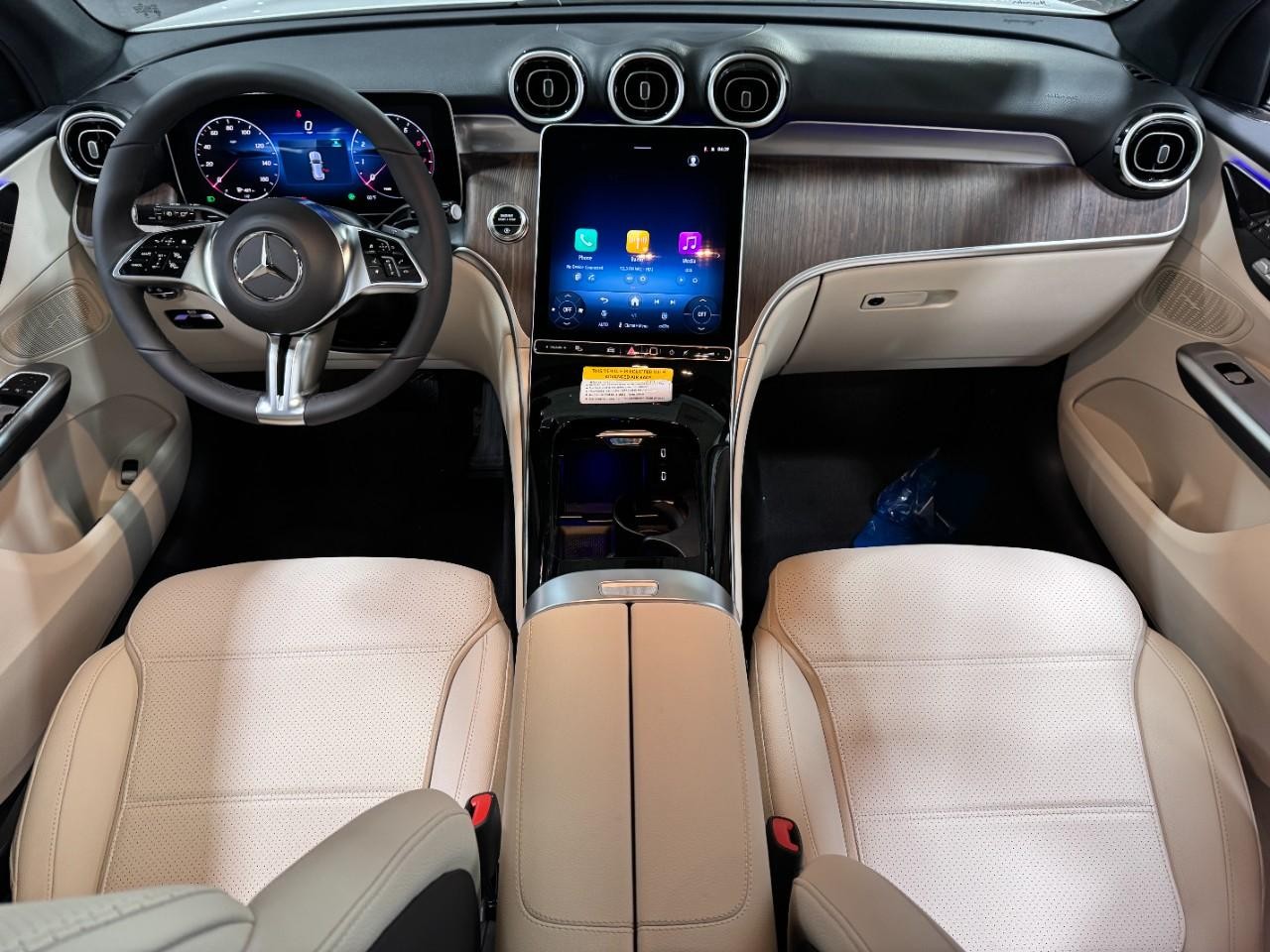 Mercedes-Benz GLC Vehicle Full-screen Gallery Image 12