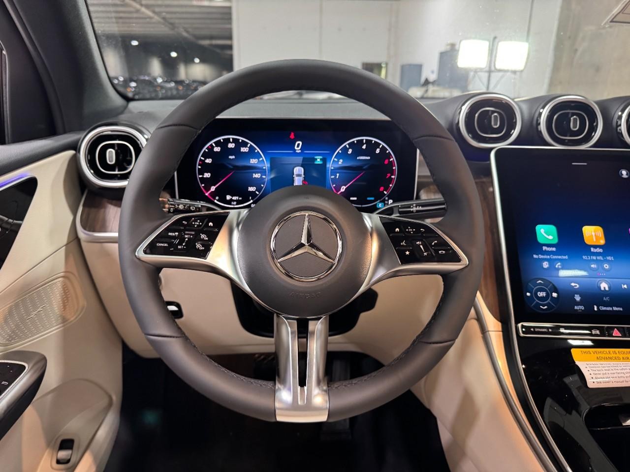 Mercedes-Benz GLC Vehicle Full-screen Gallery Image 13