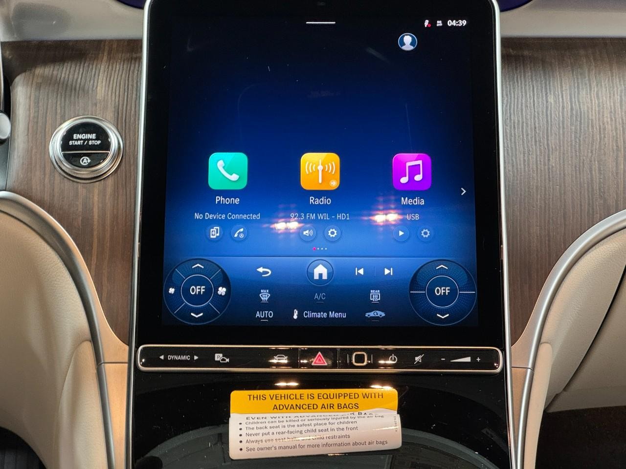 Mercedes-Benz GLC Vehicle Full-screen Gallery Image 14