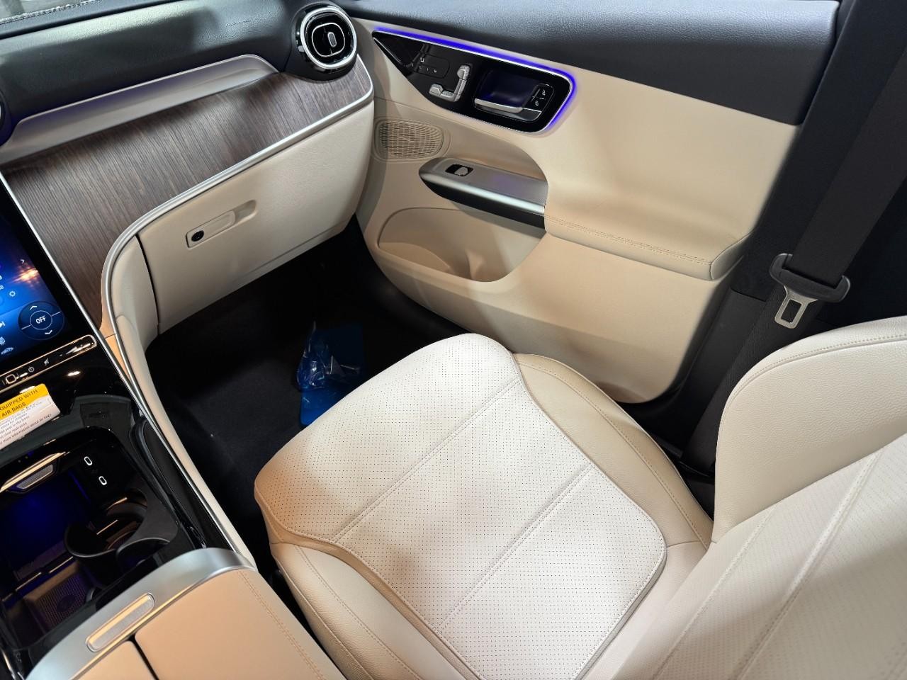 Mercedes-Benz GLC Vehicle Full-screen Gallery Image 15