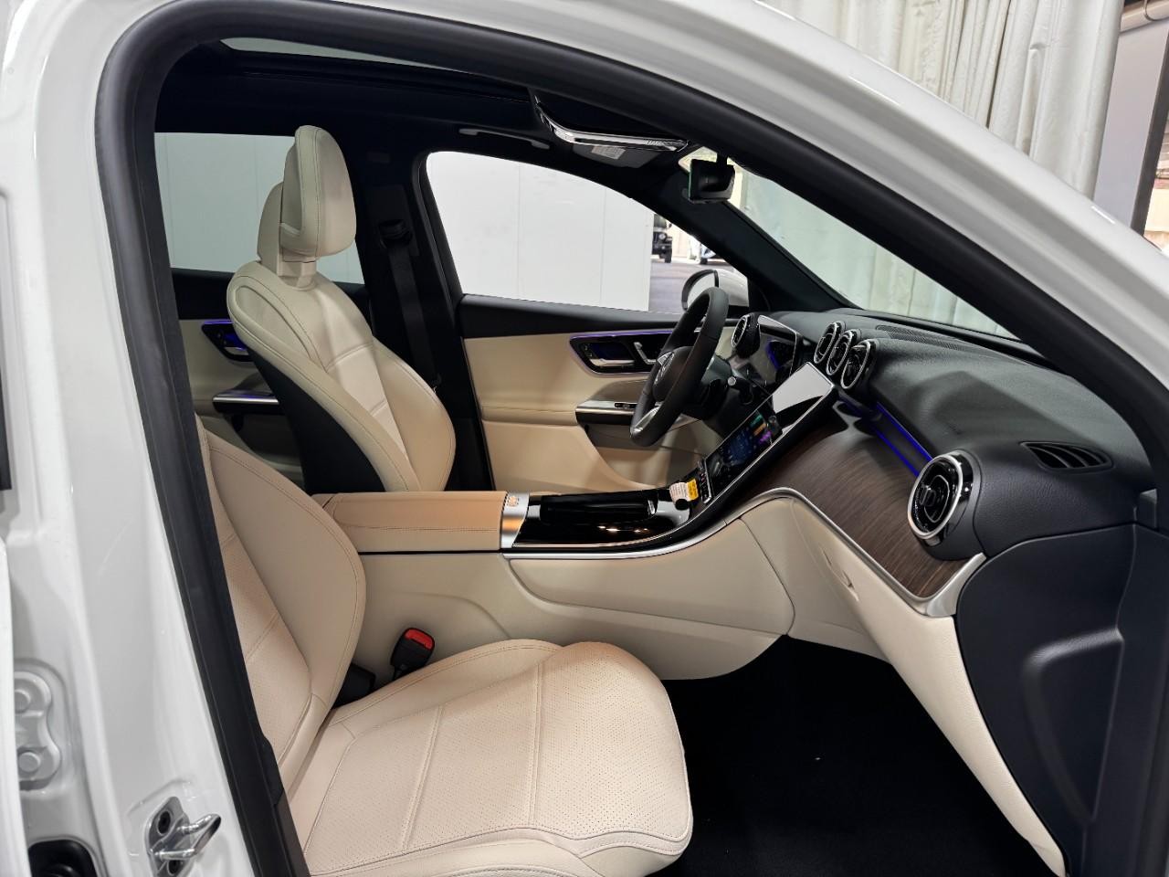 Mercedes-Benz GLC Vehicle Full-screen Gallery Image 16