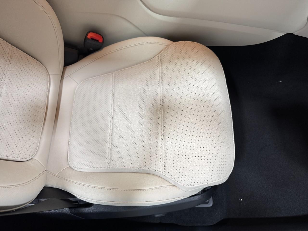 Mercedes-Benz GLC Vehicle Full-screen Gallery Image 17