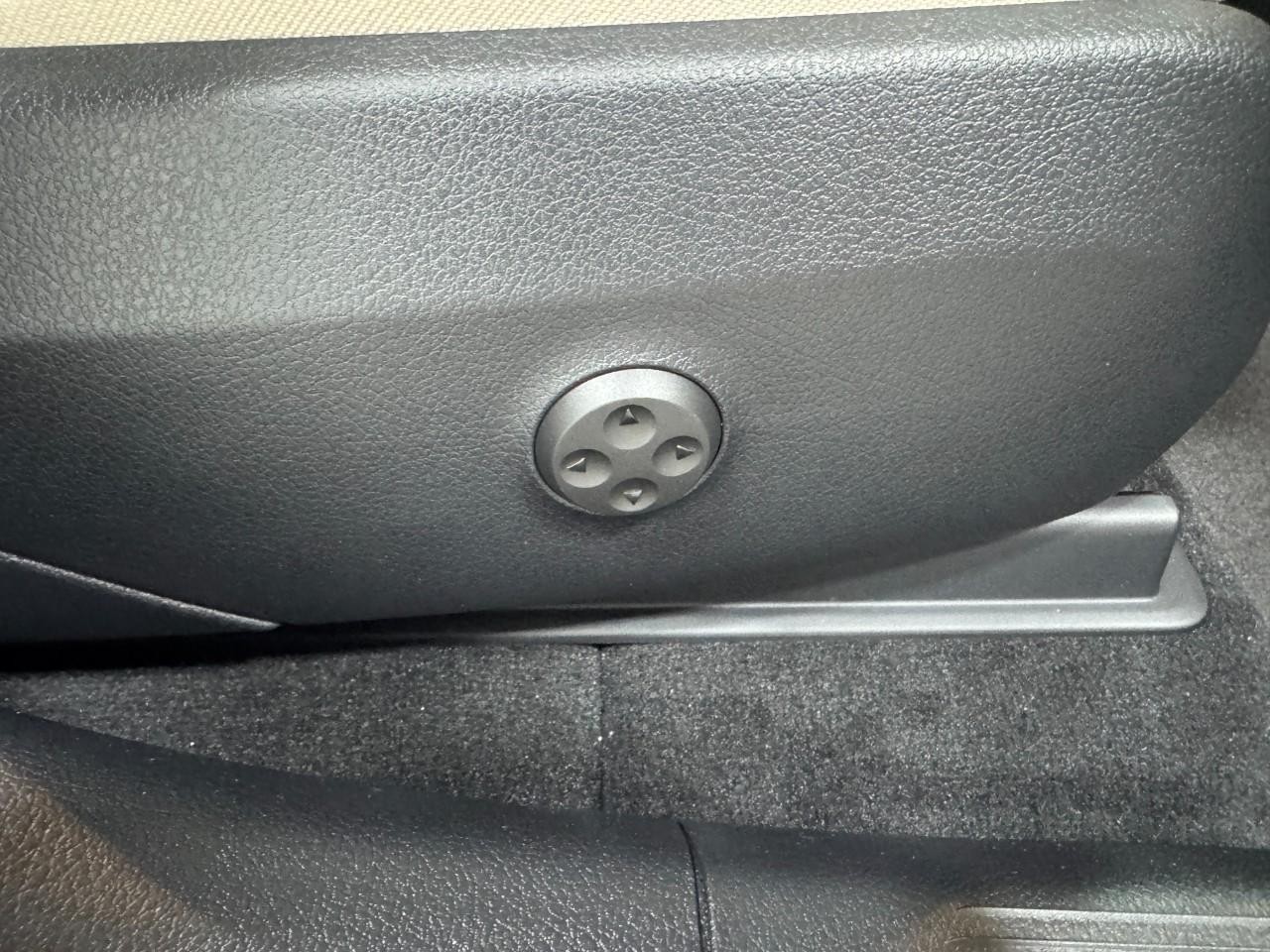 Mercedes-Benz GLC Vehicle Full-screen Gallery Image 18