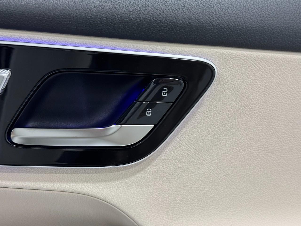 Mercedes-Benz GLC Vehicle Full-screen Gallery Image 20